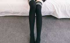 过膝袜女,时尚与保暖的完美融合,女生必备单品解析”